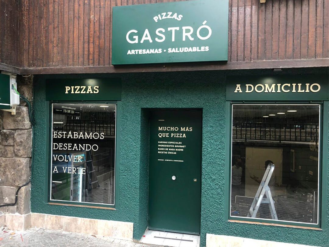 rotulo de restaurante y pizzeria hecho con impresion digital en madrid